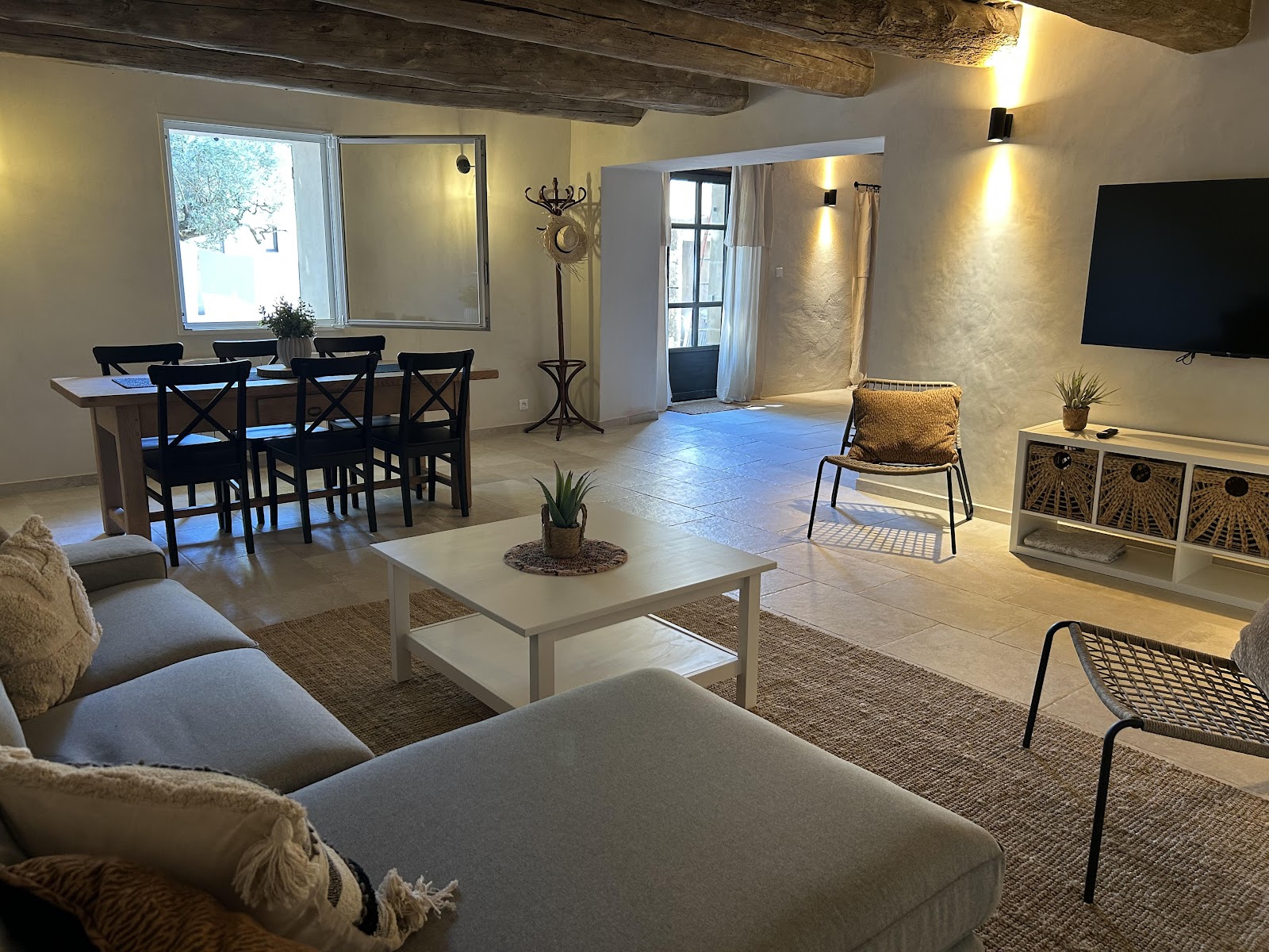 Large bright living room in Jas de la Cascade in Cavaillon with dining room and relaxation area