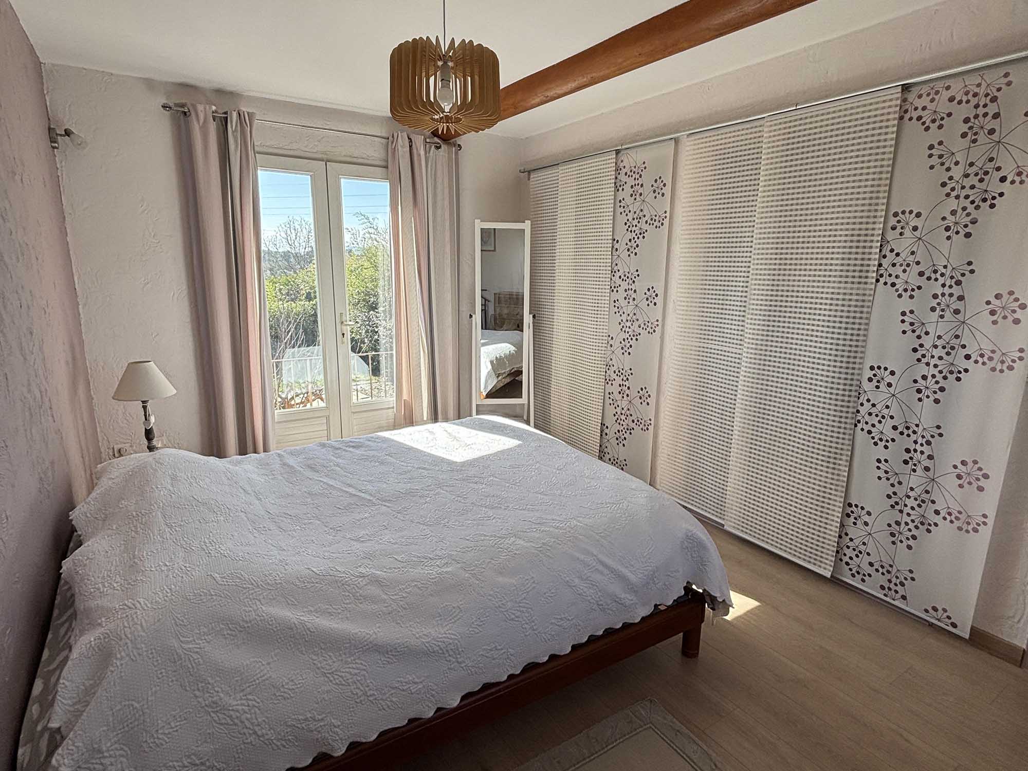 Bright room in the Mas Provençal in Cavaillon with double bed and large closets