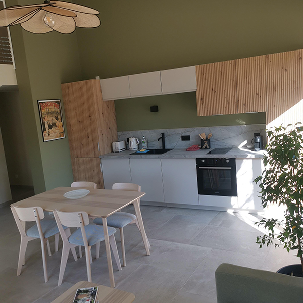 Living area with a fully equipped kitchen and dining space in the Mas d’Anaé holiday rental in the Luberon