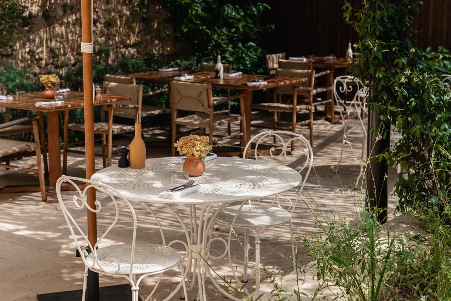 Shaded terrace of Bacheto restaurant in Lourmarin