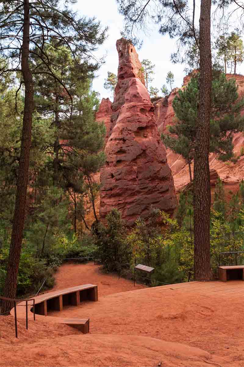 Ochre Trail in Roussillon, colourful cliffs and ochre landscapes of the Luberon