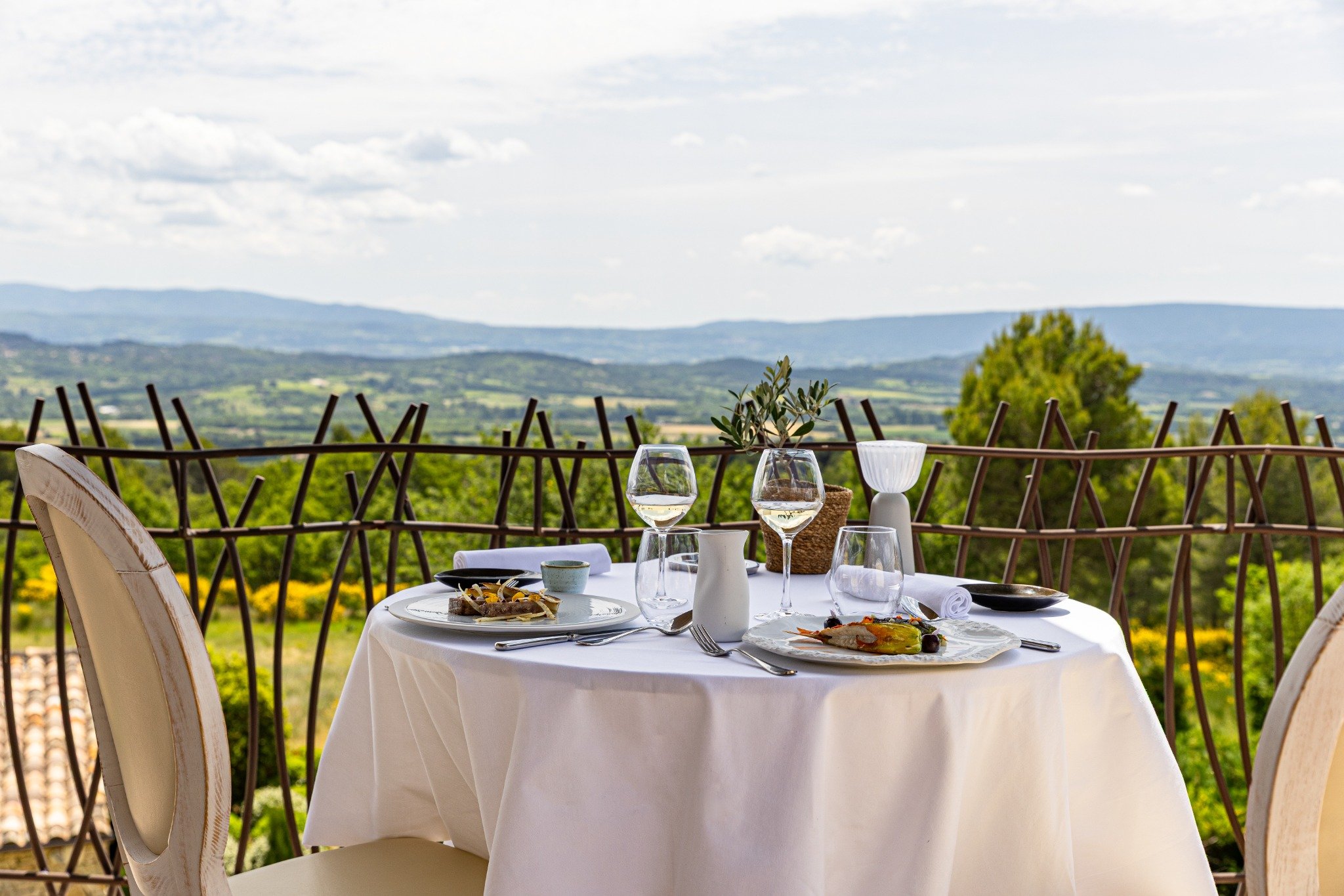 Set table at Mas des Herbes Blanches in Joucas for lunch or dinner with views over the Luberon