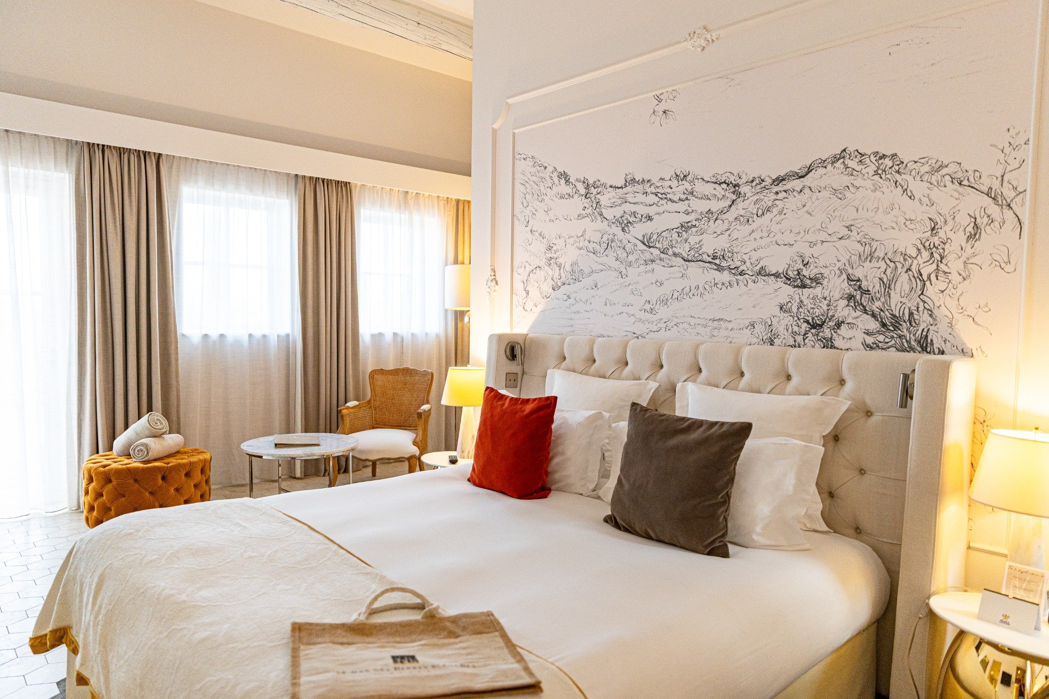 Bright room at Mas des Herbes Blanches in Joucas, 5-star hotel in the Luberon