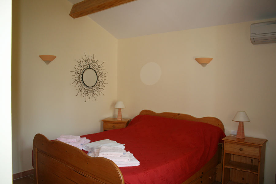 Double bedroom at Lou Recati holiday cottage in L’Isle-sur-la-Sorgue