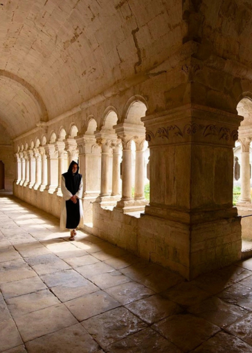 Cloister of the Abbey of Sénanque, Romanesque Cistercian gallery marking the introduction to the visitor route