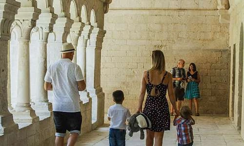 cloître-abbaye-de-sénanque-visiteurs.jpg