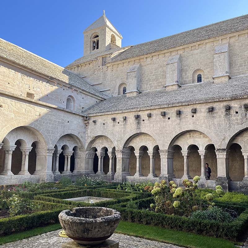 Cloister of Sénanque Abbey, the heart of monastic life and a place of passage between the monastery’s spaces