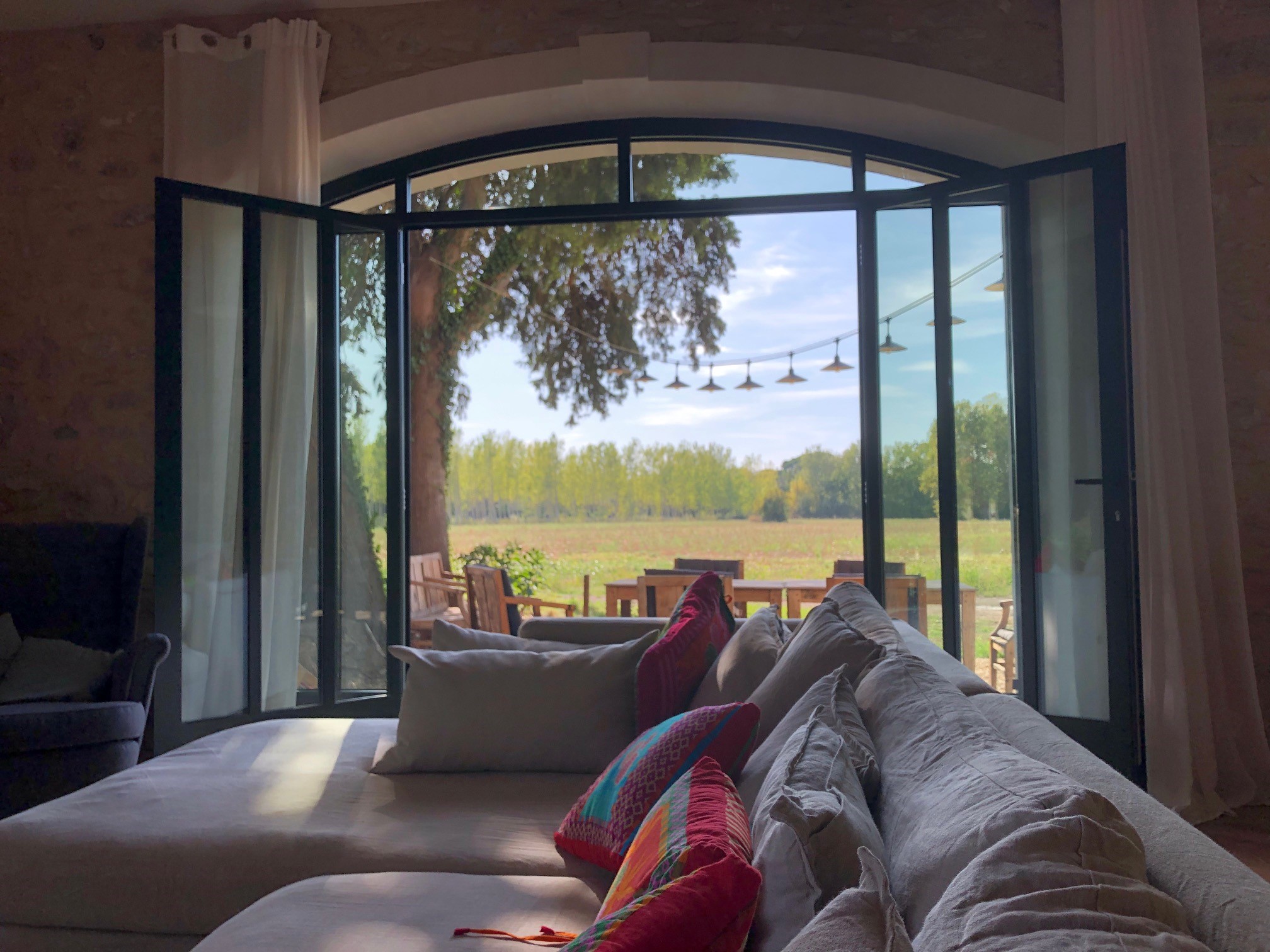 Bright lounge at Le Mas de la Sorgue, charming guest house in Le Thor, open onto the Provençal countryside