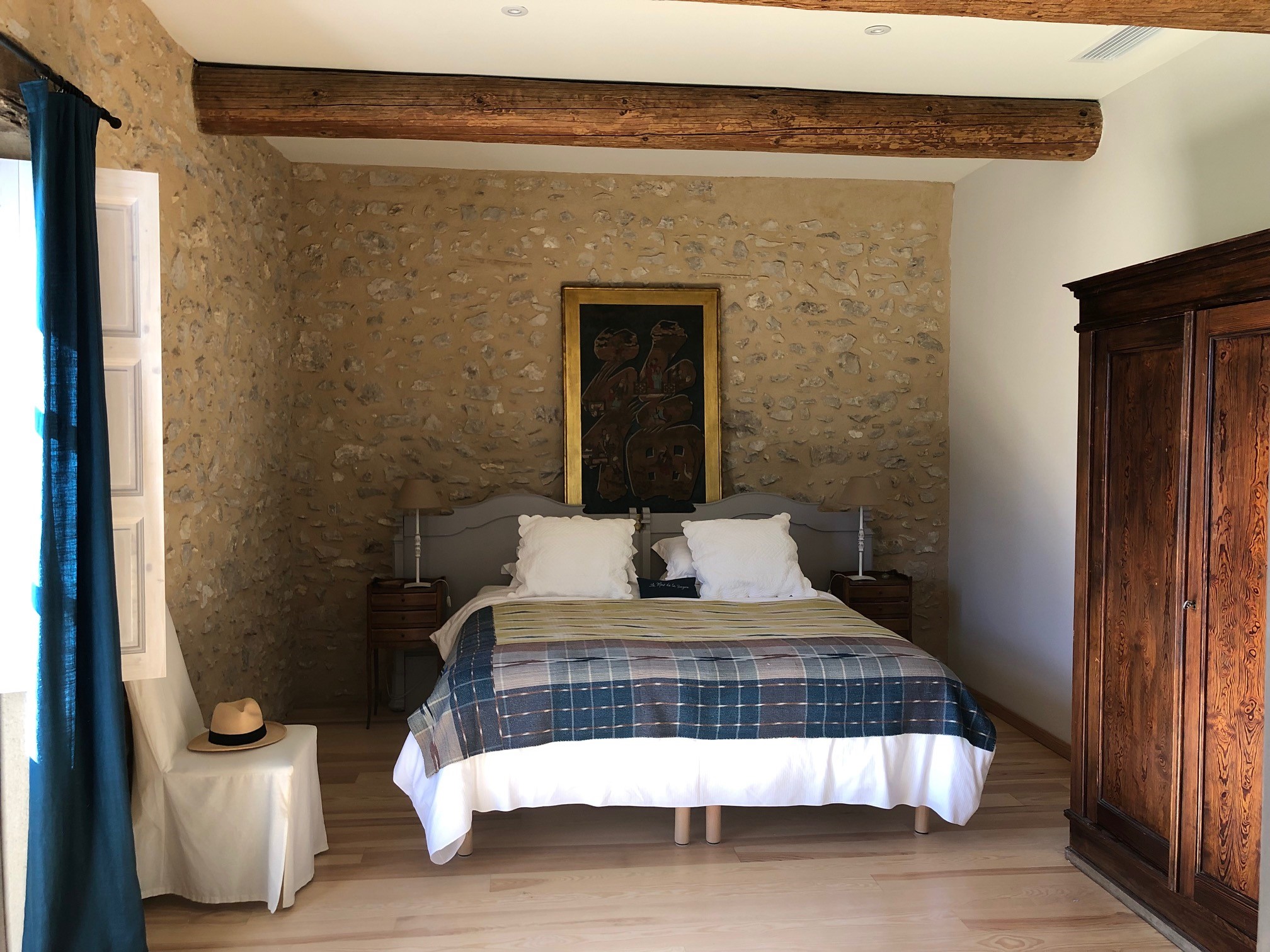 Ombre guest room at Le Mas de la Sorgue, bright room with King-size bed and garden view in Le Thor