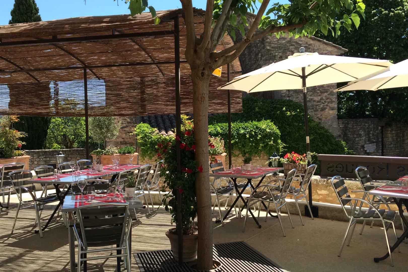 Shaded terrace at Bistrot des Roques in Saint-Pantaléon, outdoor tables in the heart of the Luberon