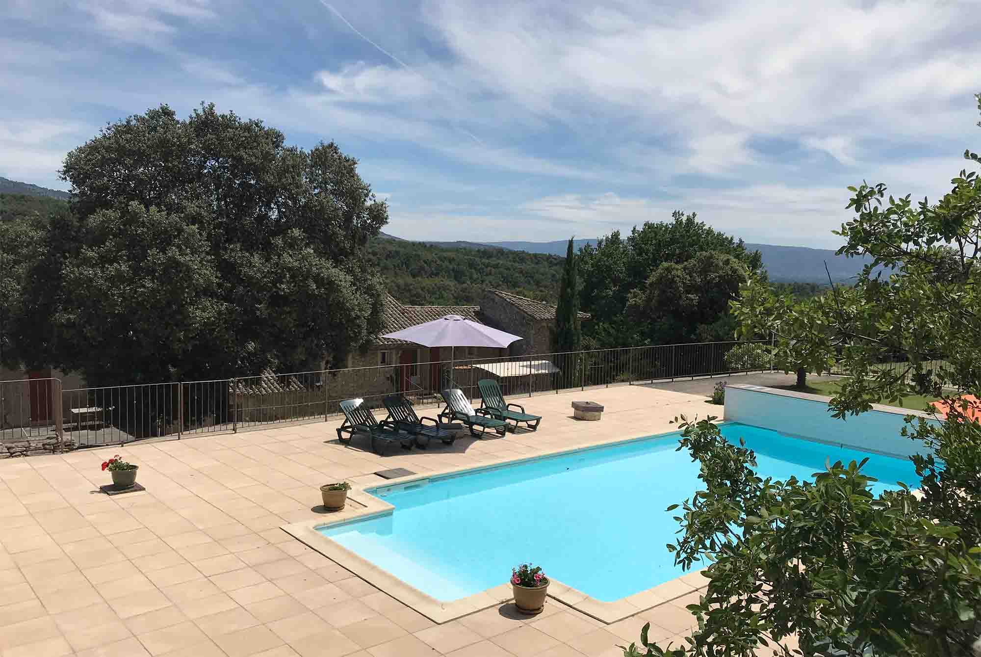 Heated swimming pool at Lou Recati holiday cottage with panoramic views over the Luberon