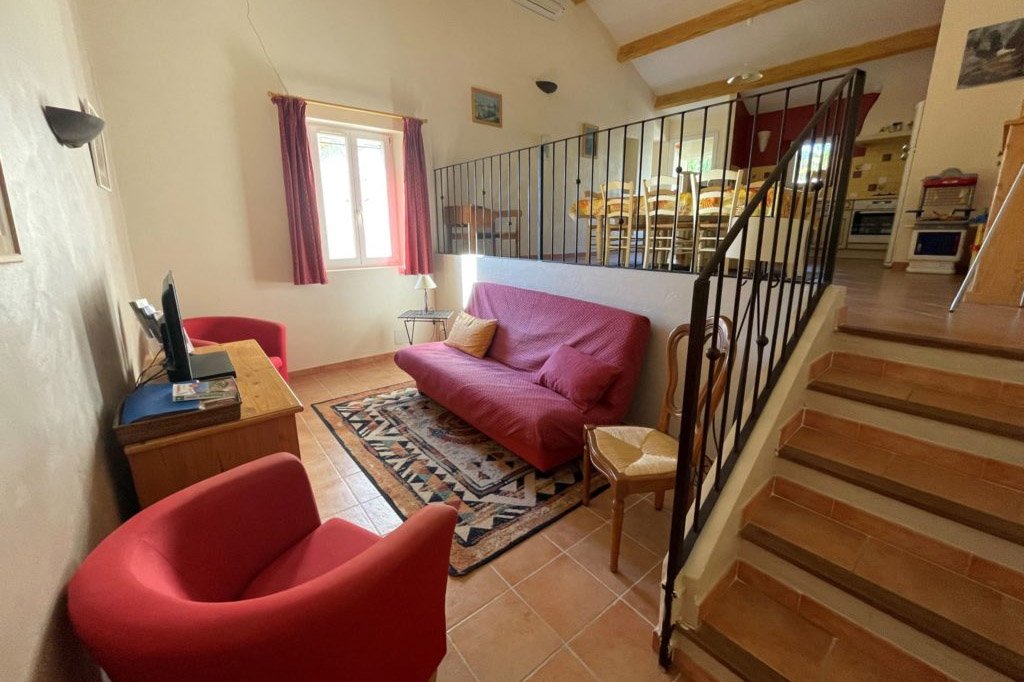 Bright living room and fully equipped kitchen at Lou Recati holiday cottage in Provence