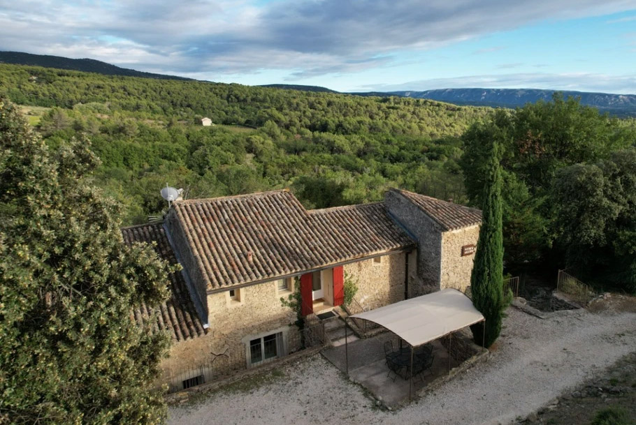 Provençal farmhouse of Lou Recati holiday cottage in L’Isle-sur-la-Sorgue with views over the Luberon