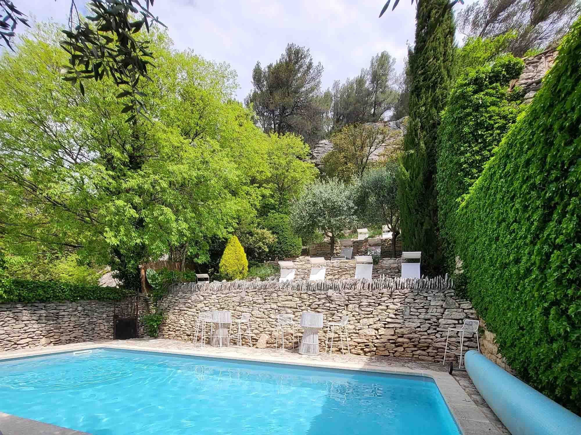 Heated pool at Au Ralenti du Lierre in Les Beaumettes Heated pool surrounded by dry stone walls at Au Ralenti du Lierre in Les Beaumettes