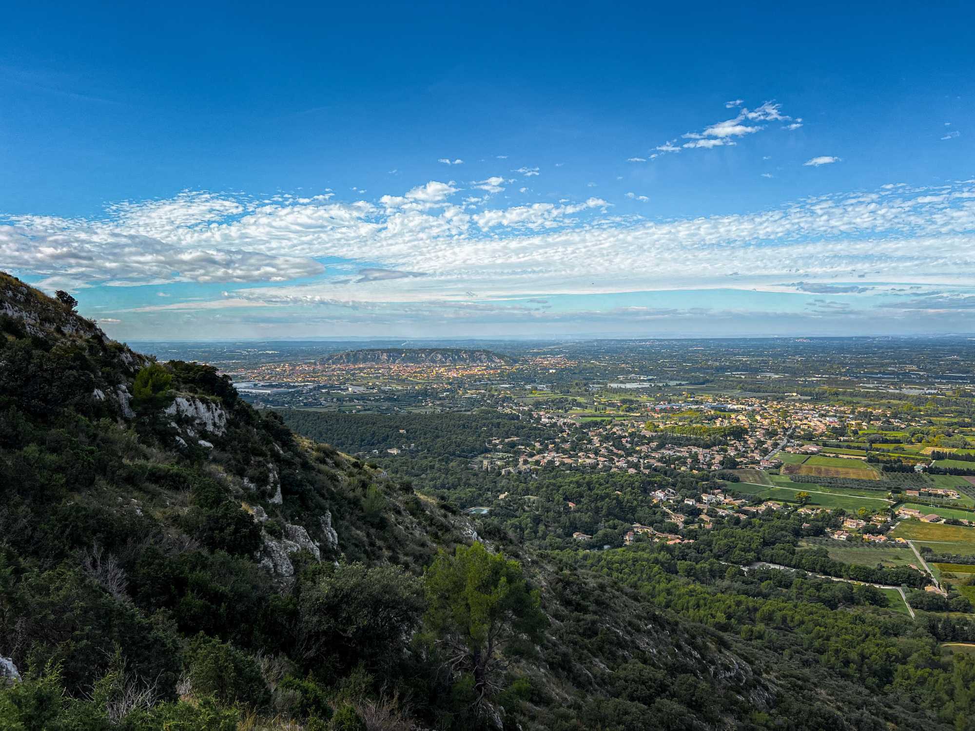 Hiking in the Luberon with scenic viewpoints Hiking trail with scenic viewpoints in the Luberon