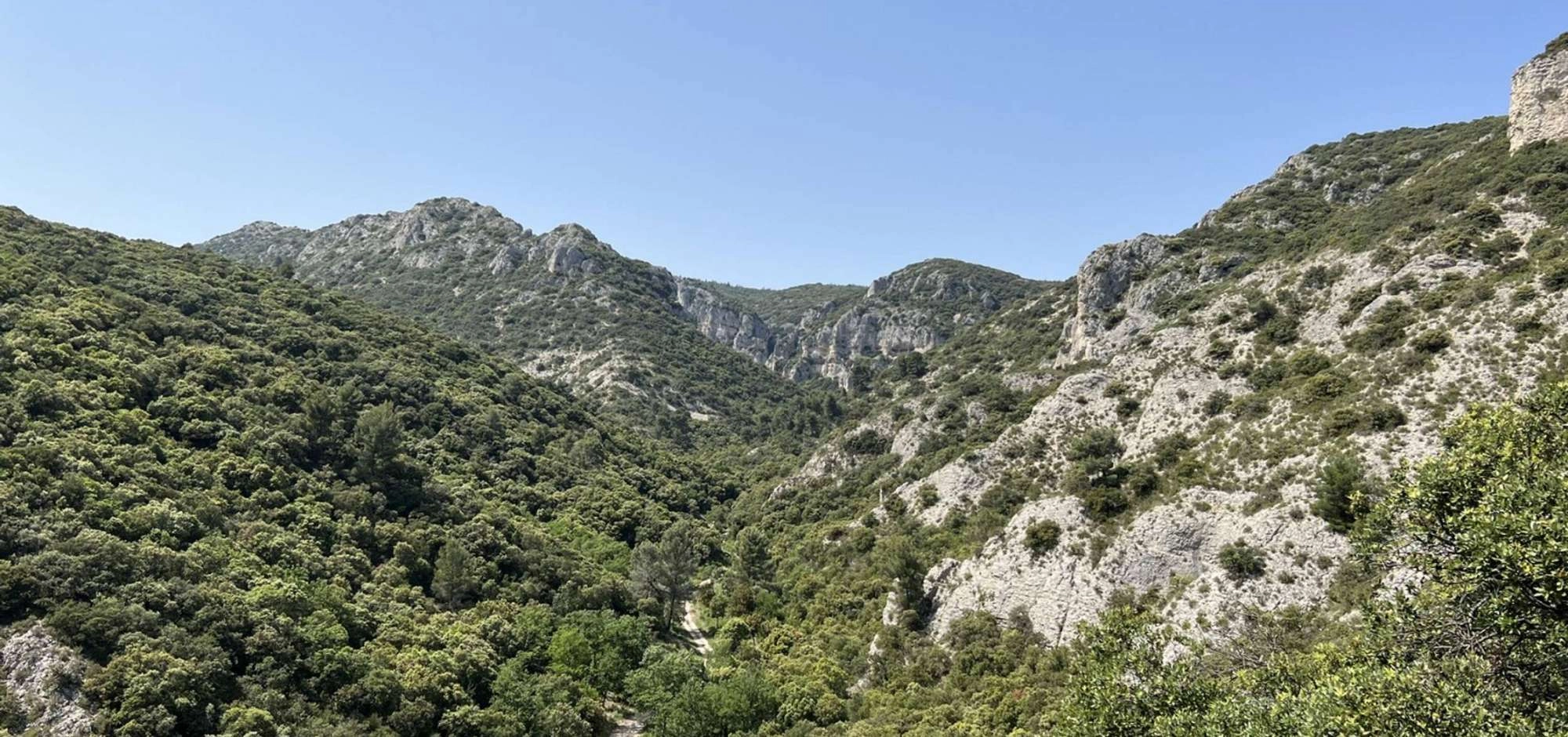 Access to the Luberon mountain areas in summer
