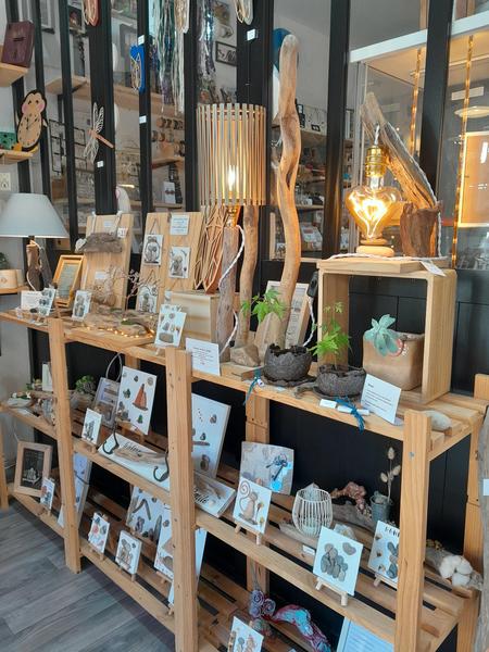 Inside the WooDS Life Atelier boutique in Cavaillon with handcrafted decorations, driftwood and handmade objects