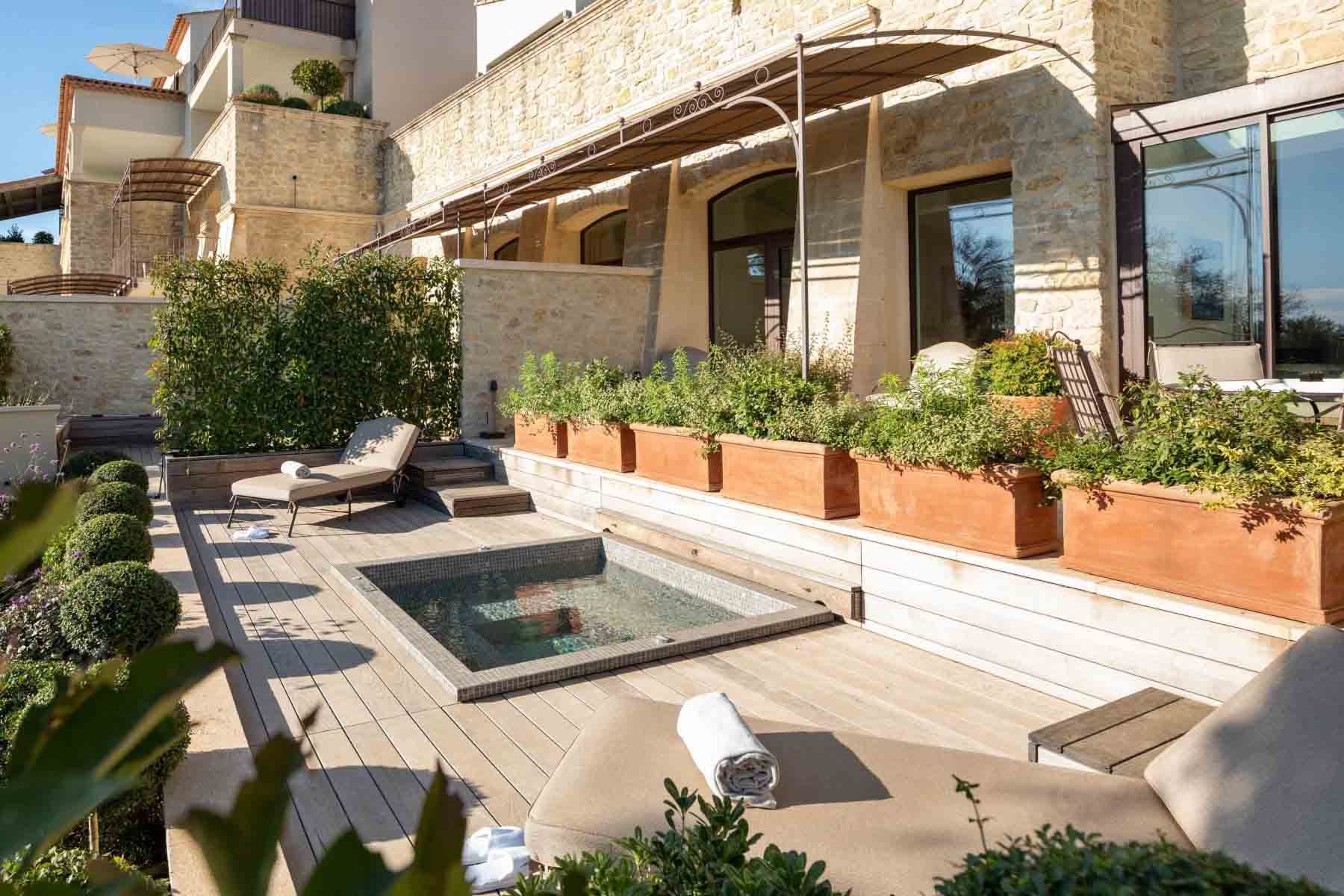 Landscaped terrace of a Luberon suite with outdoor hot tub