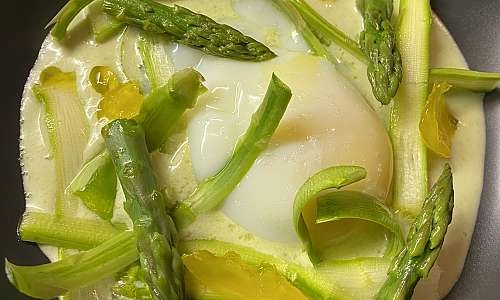 Oeuf parfait, asperges, jaune d'oeuf confit