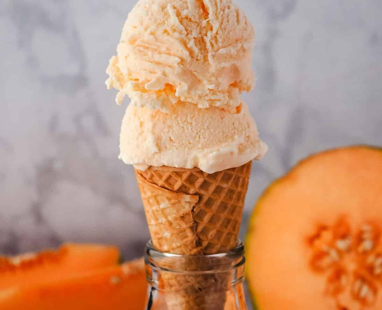 Artisanal vanilla ice cream cone presented during the ice cream workshops at Festival Confit!