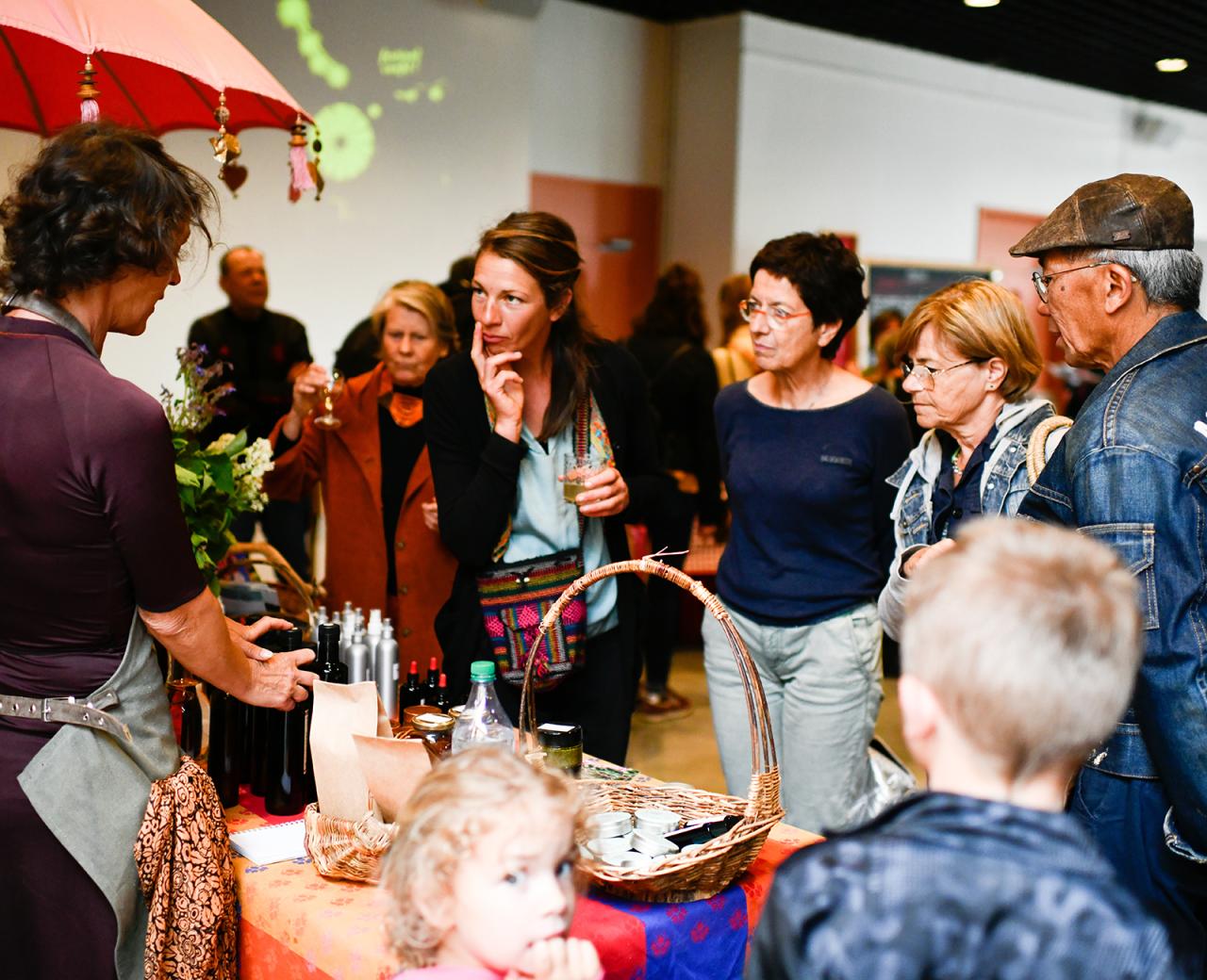 Local producers’ market with food tasting and shared picnic during Festival Confit! in the Luberon