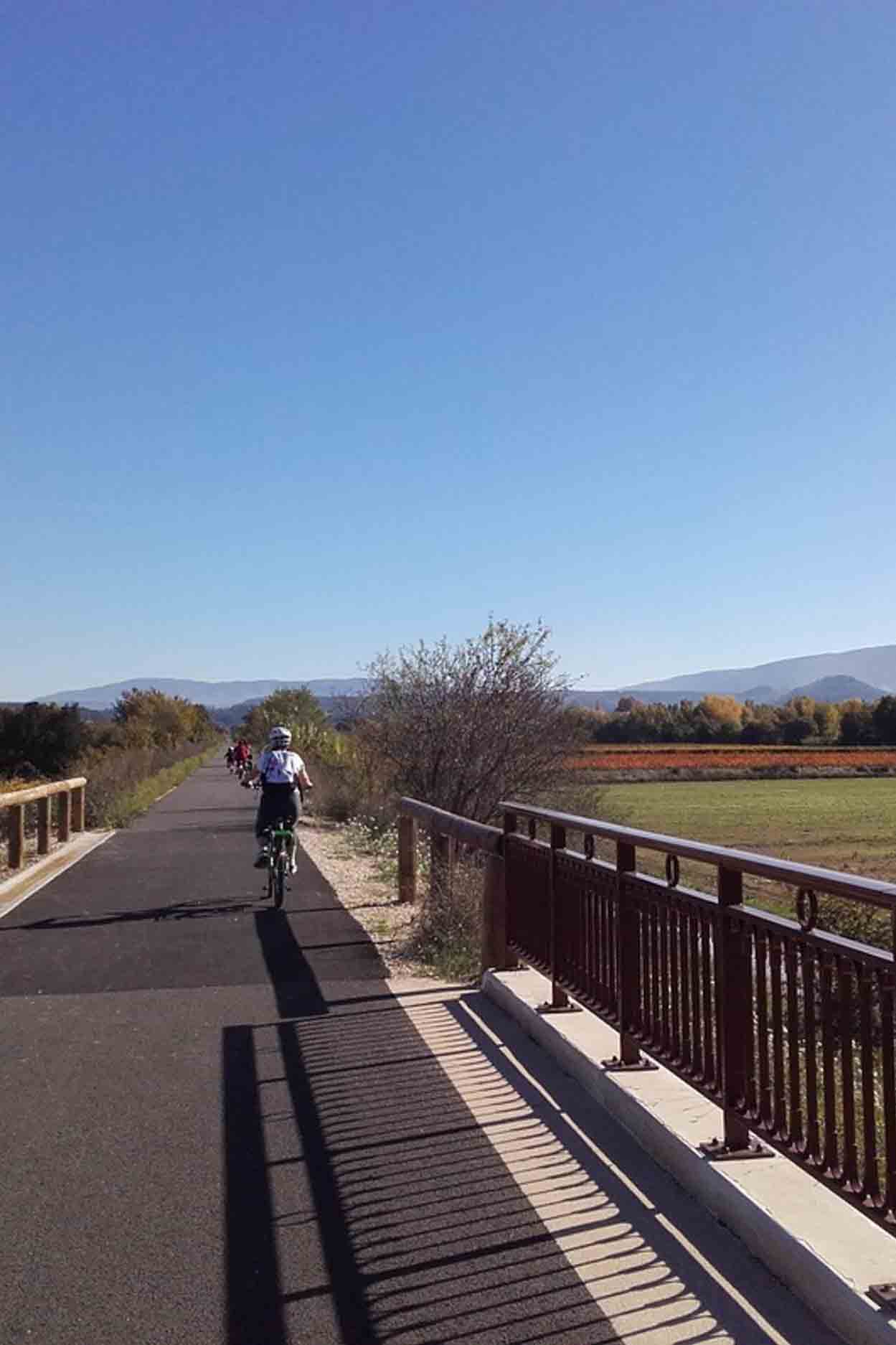 Cyclists on the Calavon cycle route, in the heart of the Petit Luberon landscapes near Ménerbes