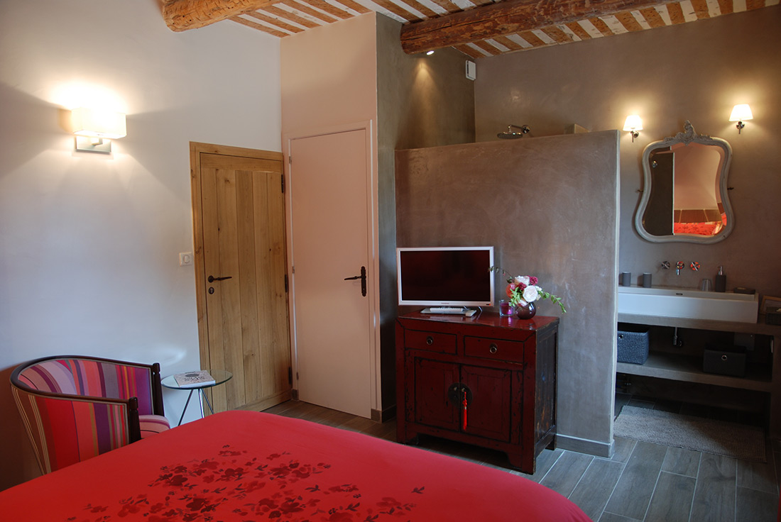 Les Mûriers guest room at La Maison Magnarelles Les Mûriers guest room at La Maison Magnarelles