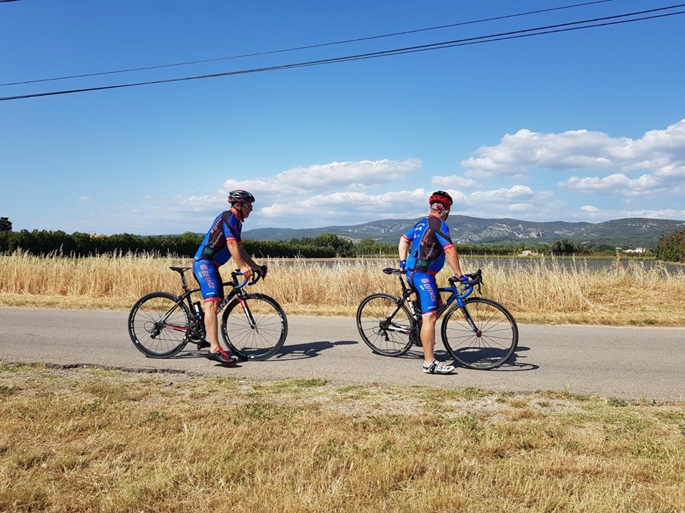 Cyclist on a cycling link between L'Isle-sur-la-Sorgue, Lagnes and Robion