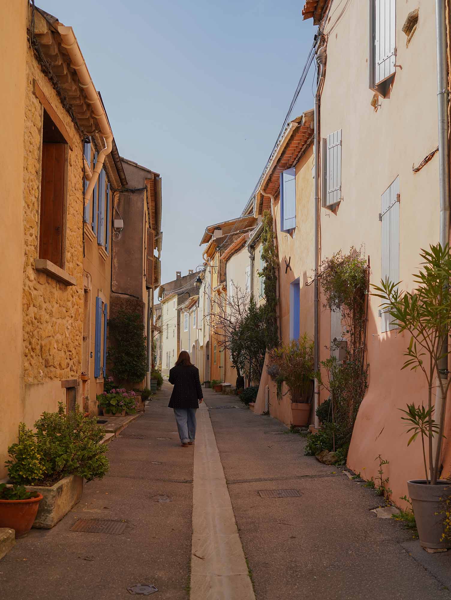 Streets and vaulted passageways in Vaugines