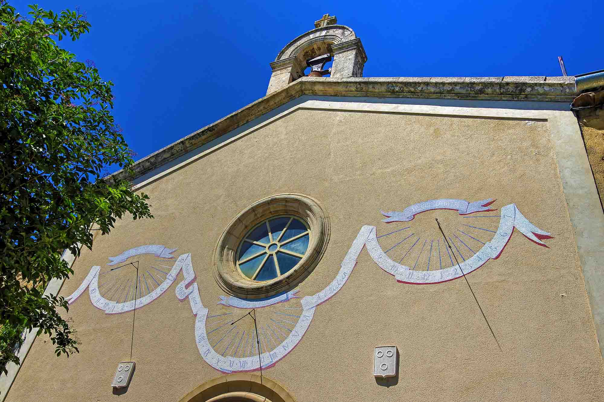 Sundials and heritage in Vaugines