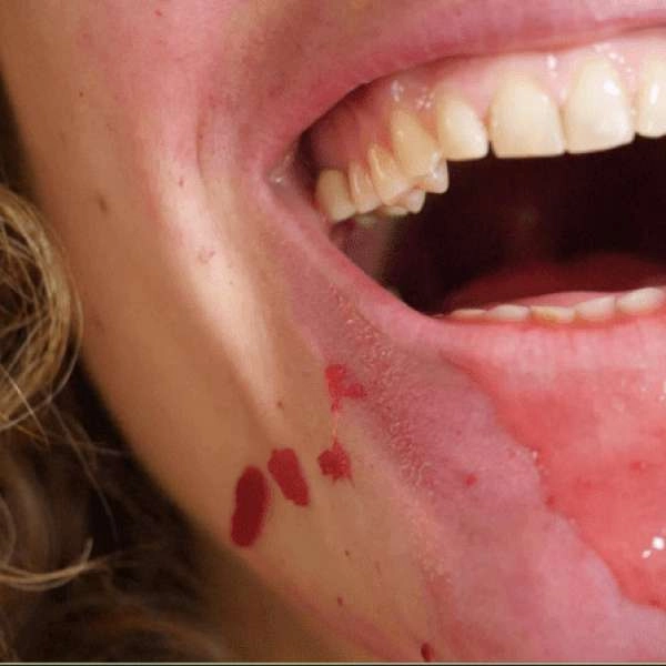 Delikatess, a Unique and Committed Theatrical Banquet