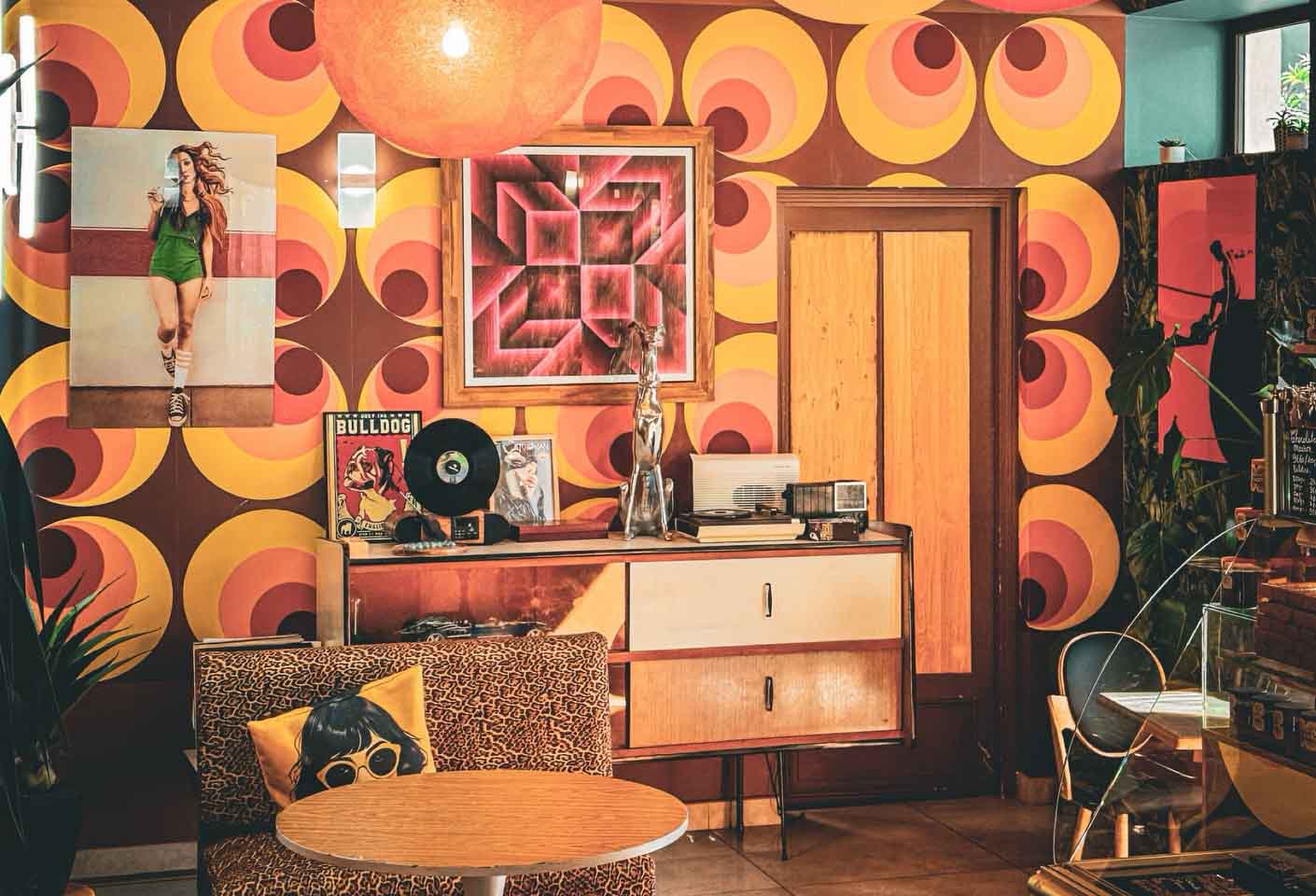 Warm and retro decor of the Maison Jarry tea room in Cavaillon