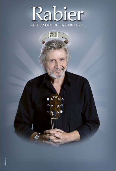 Daniel Rabier with his guitar in the show Below the Belt at the Cavaillon Comedy Festival 2026