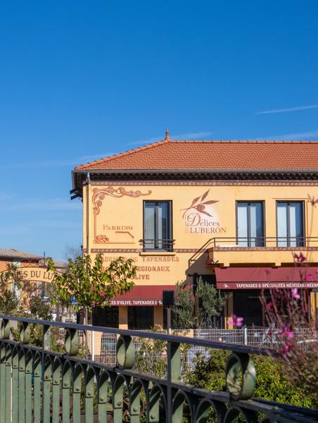 Front of the Les Délices du Luberon shop in L'Isle-sur-la-Sorgue