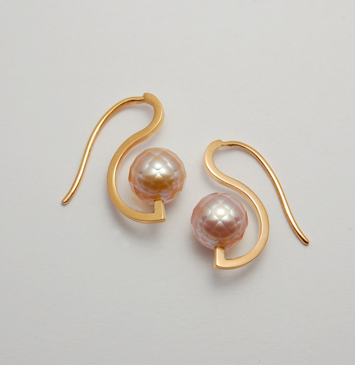 Gold and pearl earrings by Jean-Philippe Barrière Handcrafted gold earrings with pearls, created by Jean-Philippe Barrière
