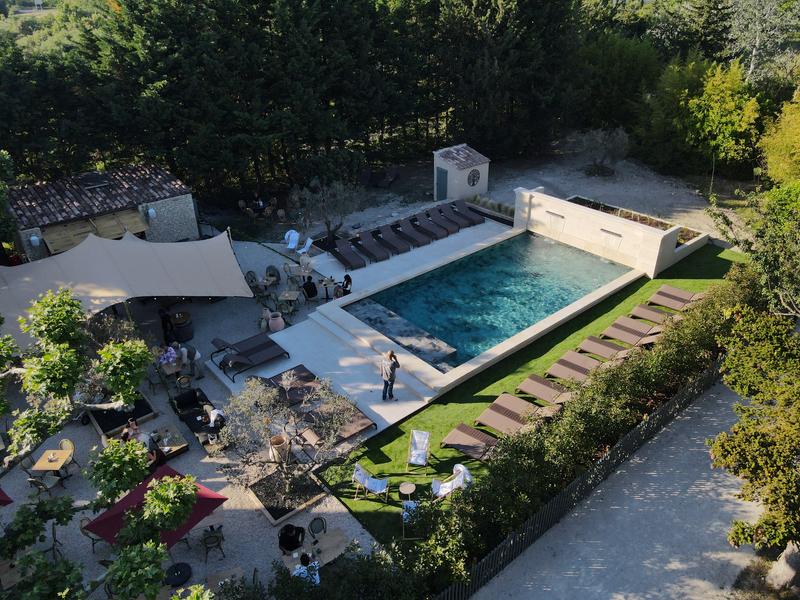 Vue aérienne de la piscine et du restaurant The 901 at the Domaine des Grès Luberon