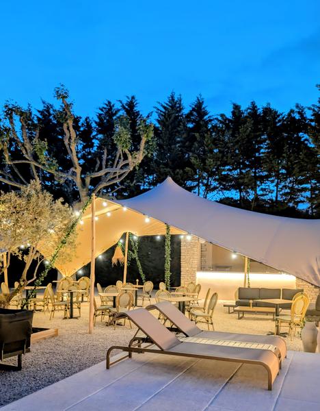 Terrace of the restaurant Le 901 at Domaine des Grès in the evening