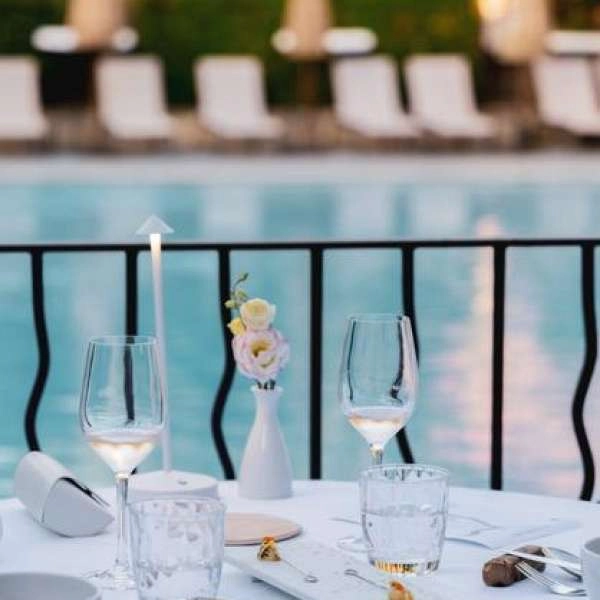 Big Band : Concert live en bord de piscine. - EN