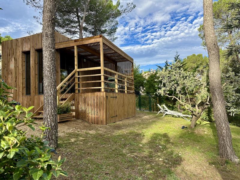 Bird in Provence wooden cabin in Cavaillon with a covered terrace and tree-lined garden