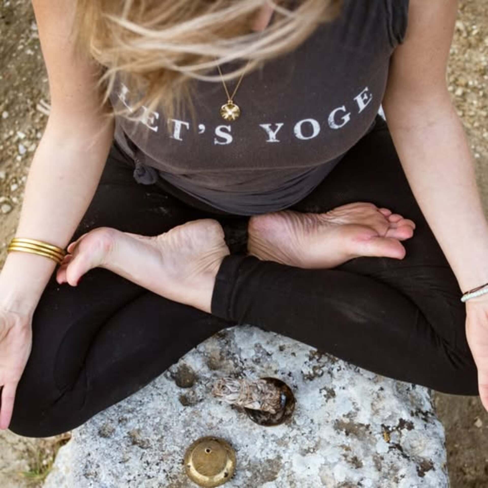 Outdoor yoga in Oppède-le-Vieux Outdoor yoga session facing the Luberon in Oppède-le-Vieux