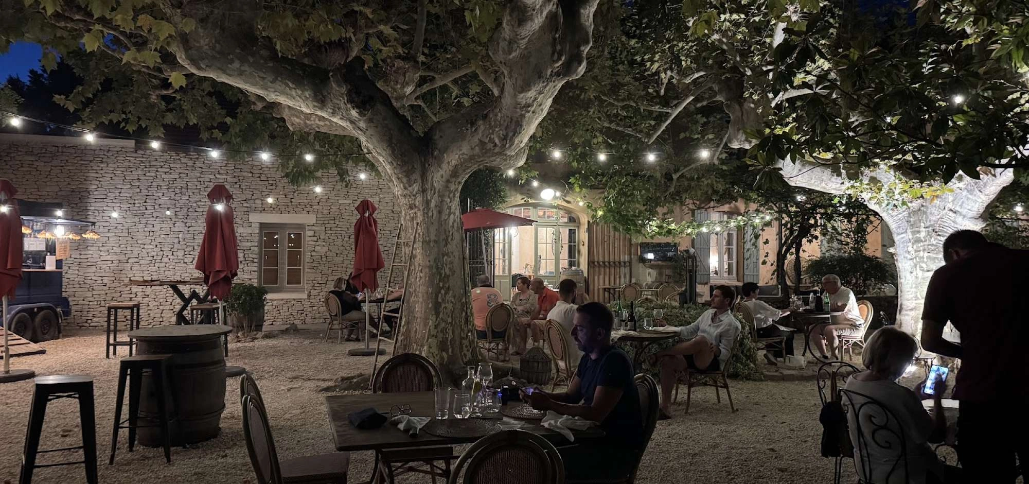 Restaurant under the plane trees Lagnes