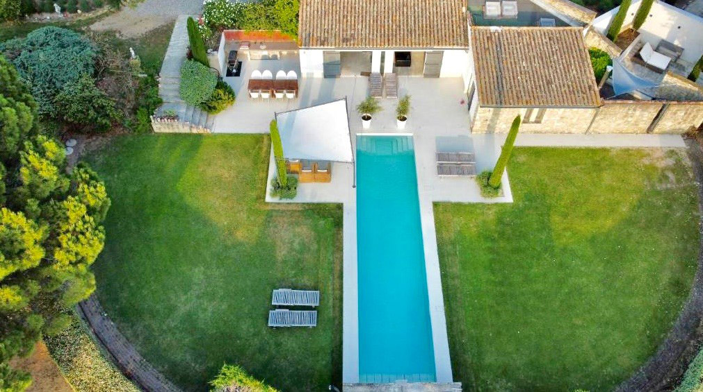 Les Oliviers house in Oppède, charming rental with pool and views over the Luberon Aerial view of Les Oliviers house in Oppède, featuring a heated lap pool, contemporary terrace and garden overlooking the Luberon massif
