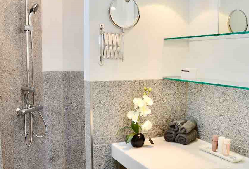 Granite bathroom with walk-in shower, Les Oliviers house in Oppède Contemporary granite bathroom with walk-in shower in Les Oliviers house in Oppède, Luberon