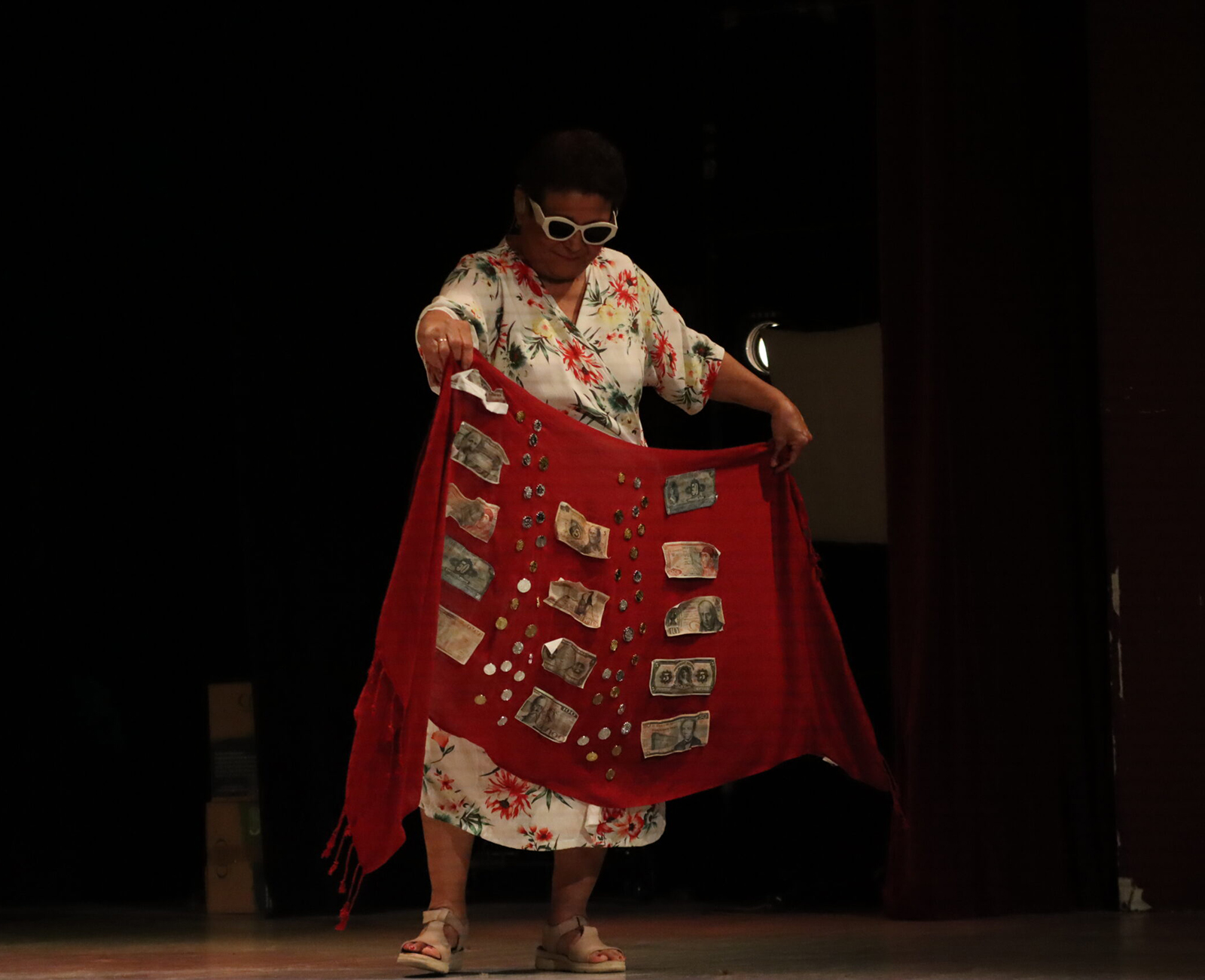 Image of the show Mi madre y el dinero in Spanish with surtitles in French