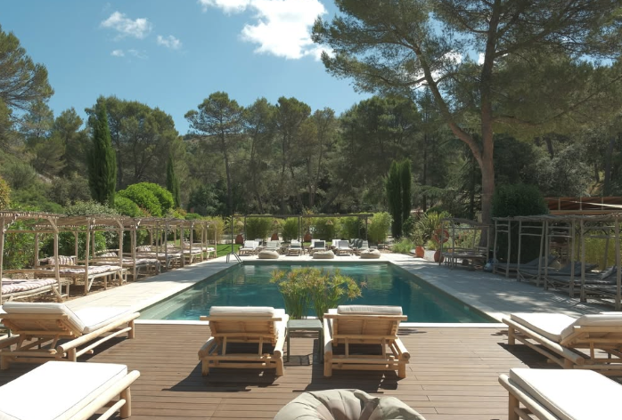 Comme un Dimanche in Cheval-Blanc: restaurant and pool at the foot of the Petit Luberon Pool and terrace at Comme un Dimanche in Cheval-Blanc, at the foot of the Petit Luberon