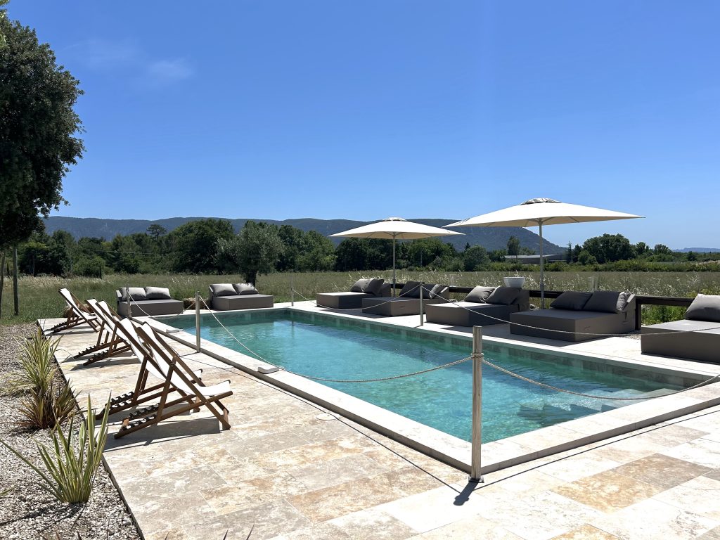 Maison Baleti in Cabrières-d’Avignon: restaurant, pool and brunch facing the Luberon Pool and terrace at Maison Baleti in Cabrières-d’Avignon facing the Luberon
