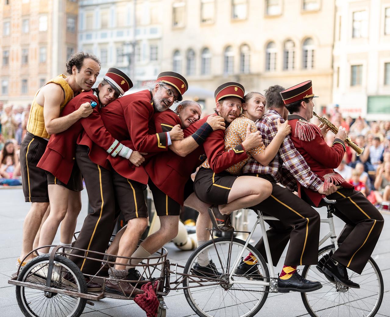 OctOpus, an acrobatic circus and brass band show in Mérindol OctOpus in Mérindol, combining circus, brass music, acrobatics, lifts and bicycles