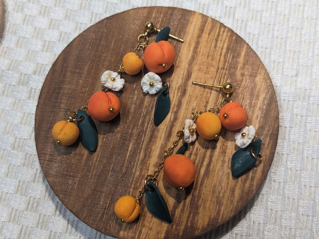 Summer fruit earrings featured in a creative workshop in Cavaillon