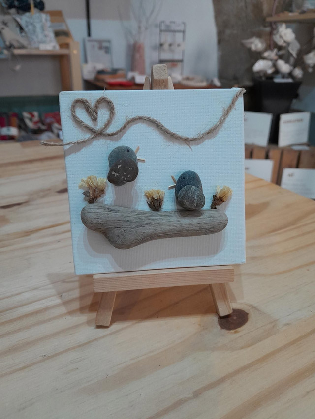 Decorative pebble picture created during a workshop in Cavaillon