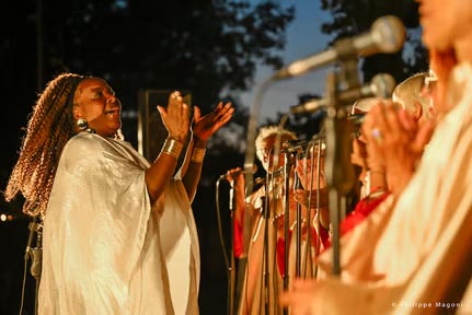 The Gospel Var choir performing during Les Musicales dans les Vignes at Château de Sannes
